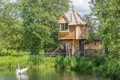 Wee Tree Howf Treehouse with pond views