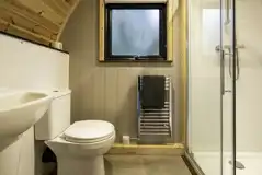 Mega glamping pod ensuite bathroom