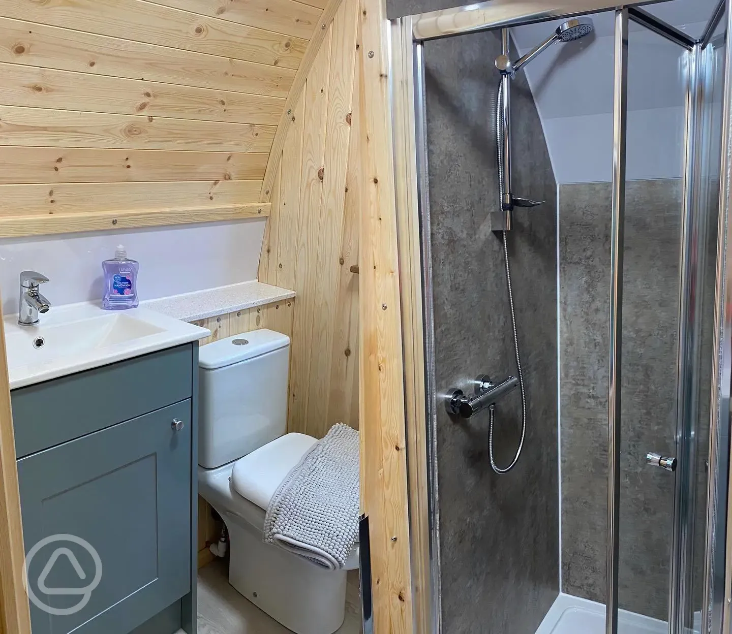 Mega ensuite glamping pod - bathroom