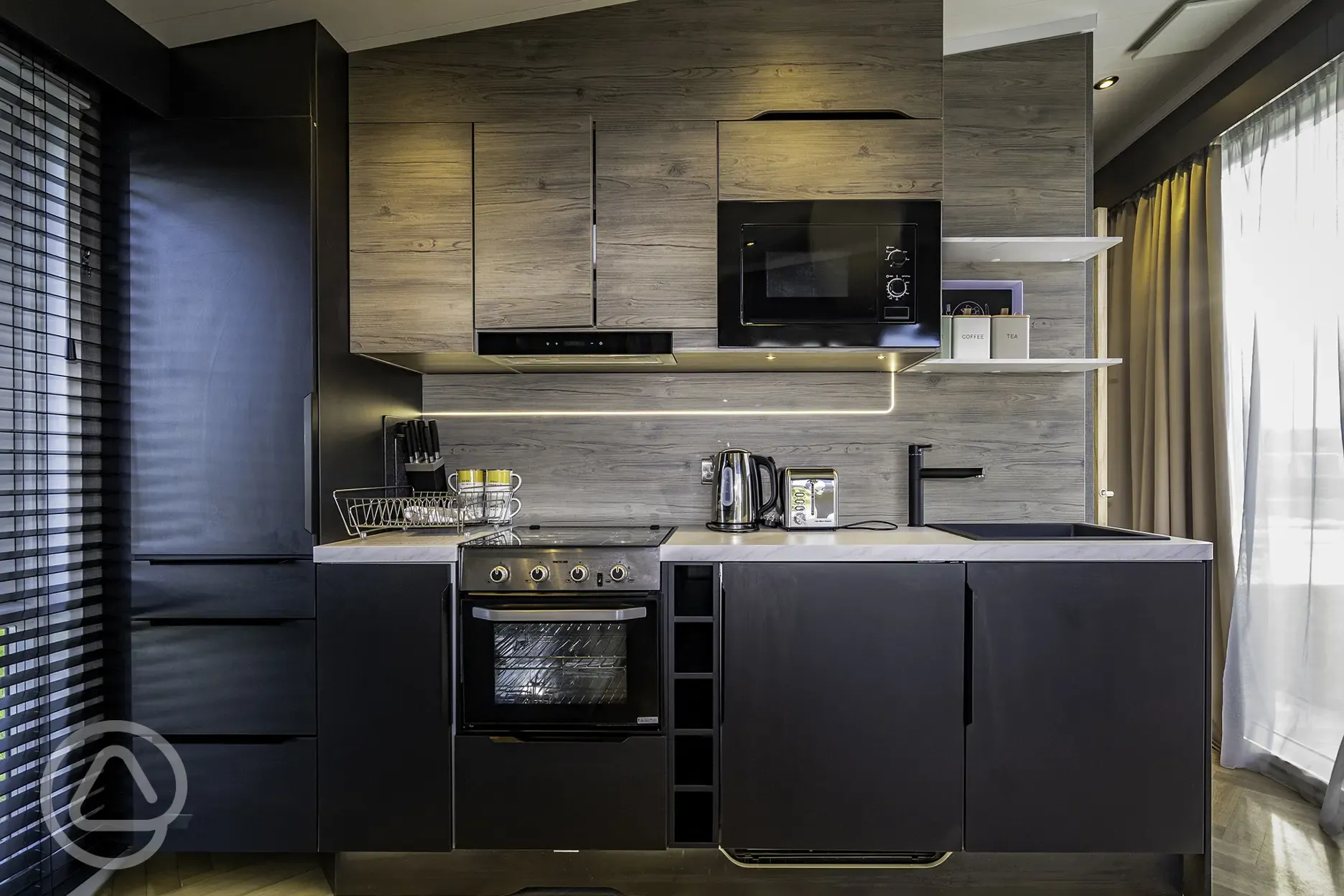 S-pod kitchen with hob, oven, kettle, toaster, microwave and fridge/freezer