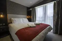 Glamping S-pod king size bed and wardrobe