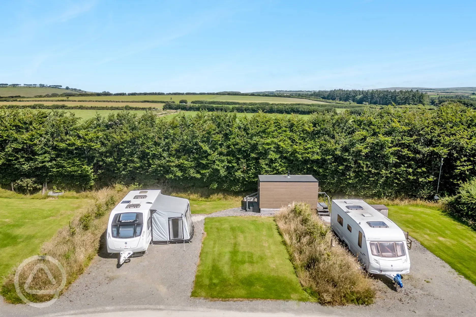 Ensuite premier pitches with a privacy hedging