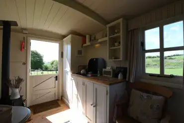 Benton View shepherd's hut - kitchenette 