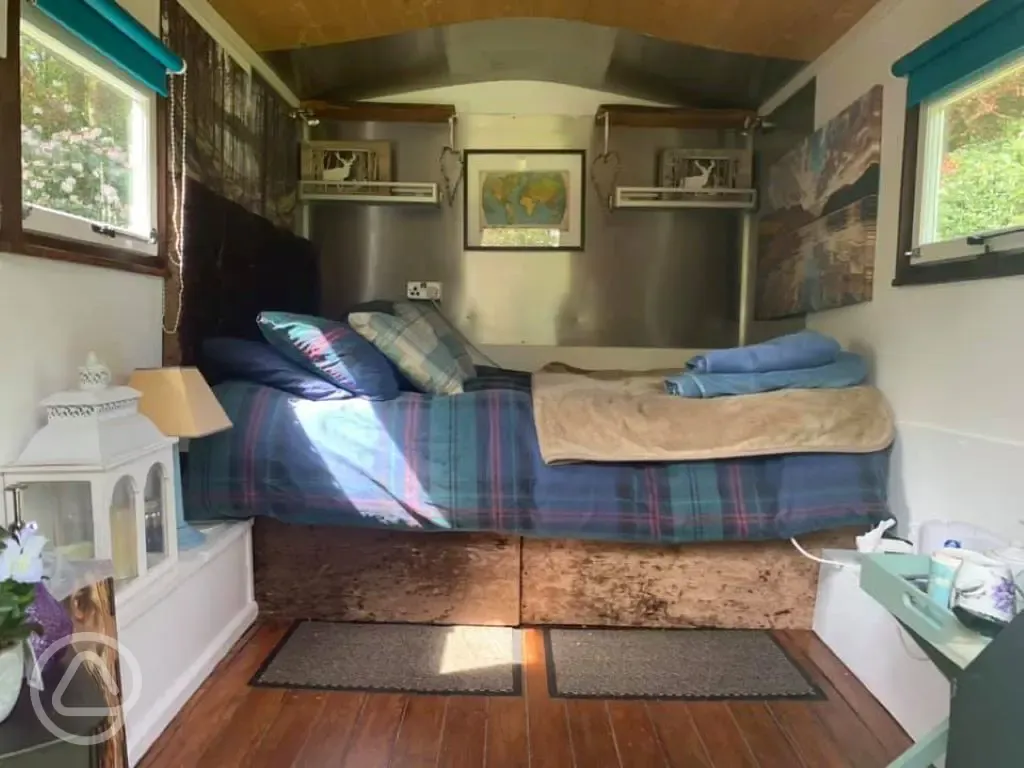 Shepherd's hut double bed with bedding and towels provided