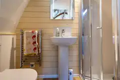 Ensuite glamping pod bathroom
