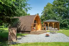 Bunny ensuite glamping pod with private hot tub and fire pit