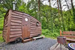 Cosy woodland cabin in the woods with fire pit and seating (dog friendly) Cosy woodland cabin in the woods with fire pit and seating (dog friendly)