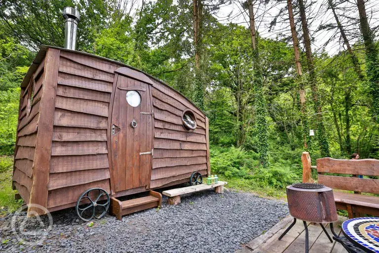Cosy woodland cabin in the woods with fire pit and seating (dog friendly)
