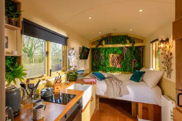 Hillside View ensuite shepherd's hut interior