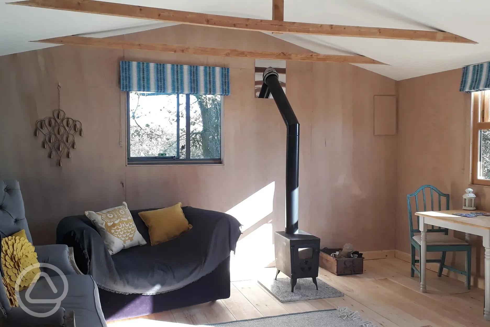 Cwt ar y Bryn (Hut on the Hill) - living area