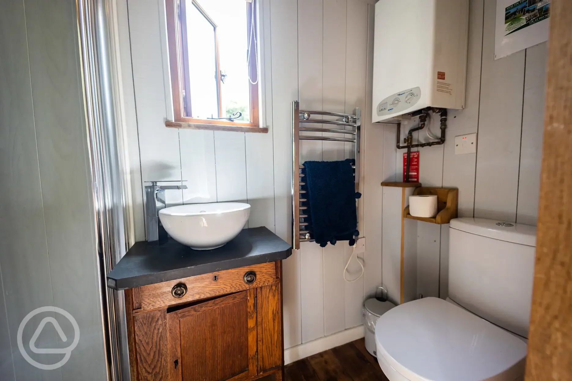 Frankshore shepherd's hut ensuite