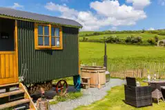 Frankshore shepherd's hut with hot tub