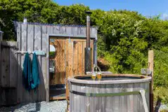 Sand top shepherd's hut with hot tub
