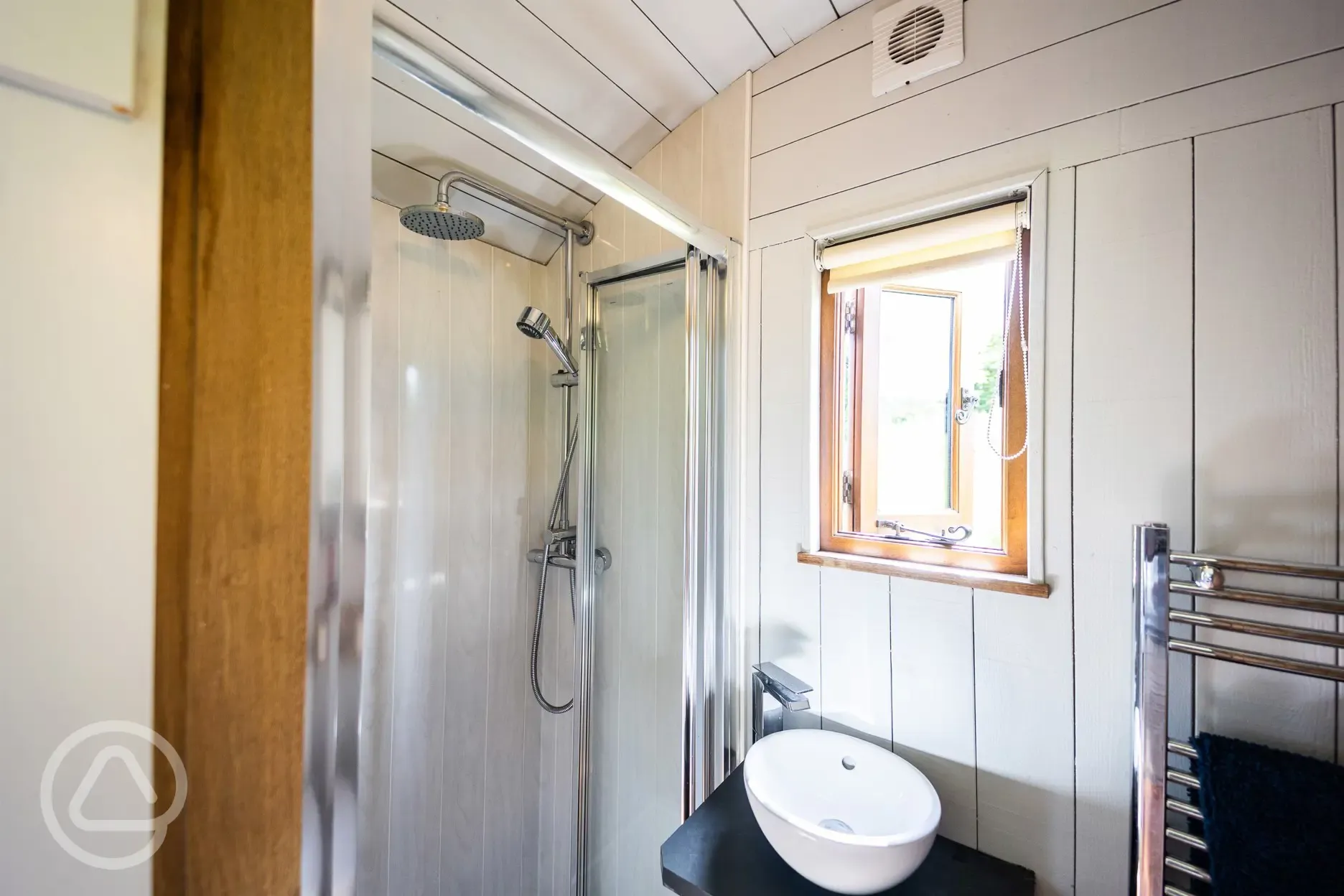 Frankshore shepherd's hut ensuite