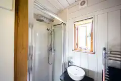 Frankshore shepherd's hut ensuite