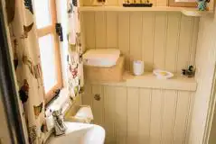 Shepherd's hut ensuite