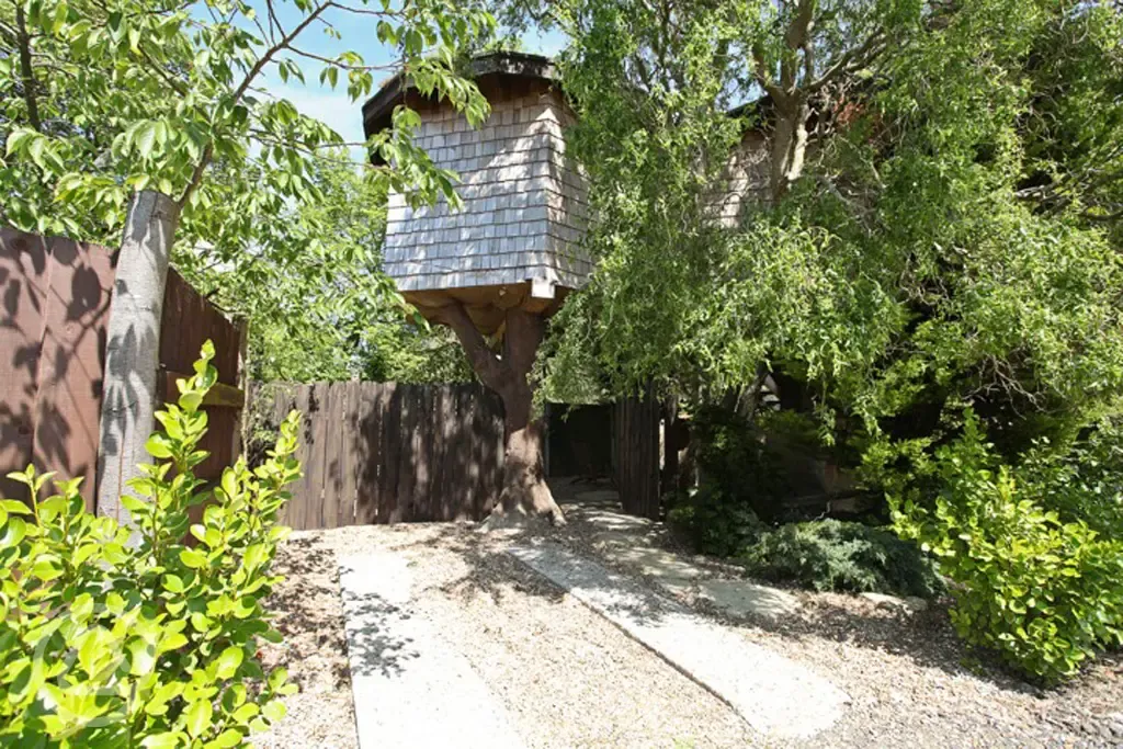 Treehouse Hideaway