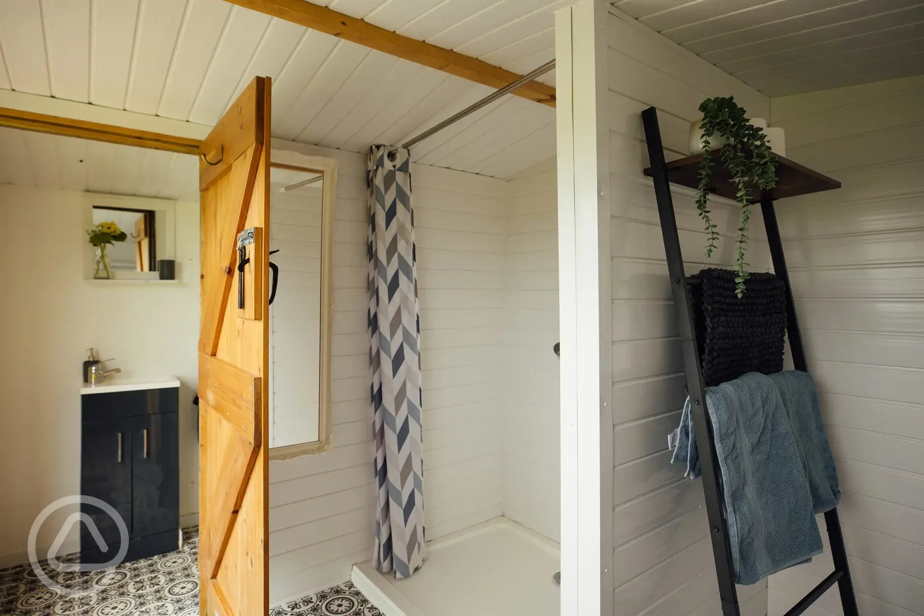 Shepherd's hut private bathroom