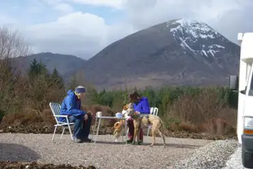 Teatime with a mountain backdrop at Camping Skye