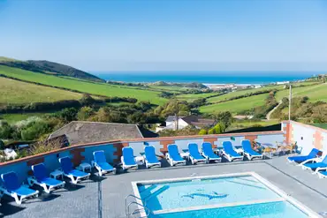 Outdoor swimming pool (April to September)