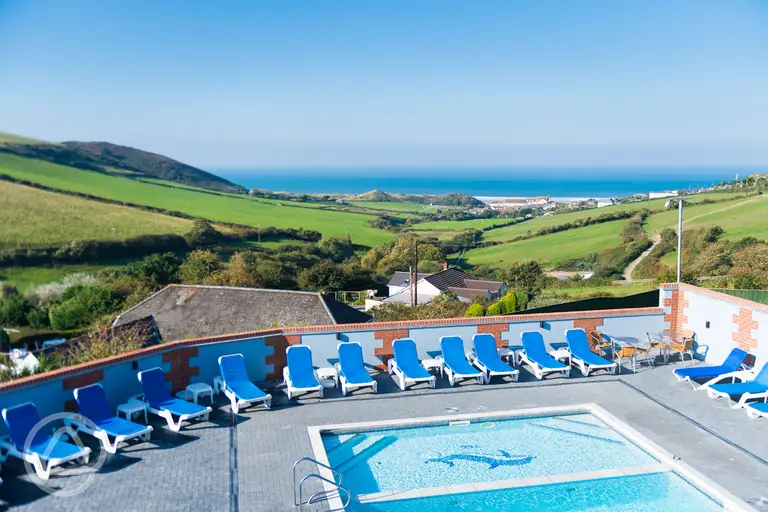 Outdoor swimming pool (April to September)
