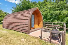Ensuite Cosy glamping pod with a fire pit and picnic table