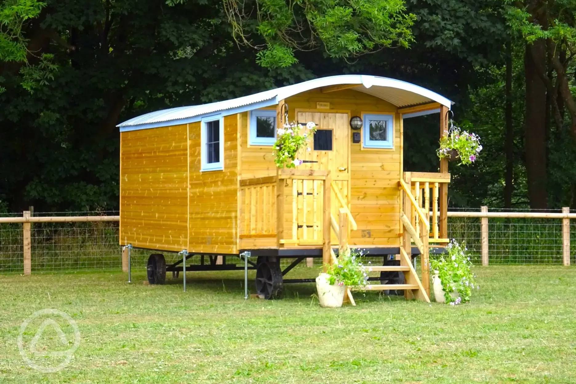 Bluebell shepherd's hut with hot tub