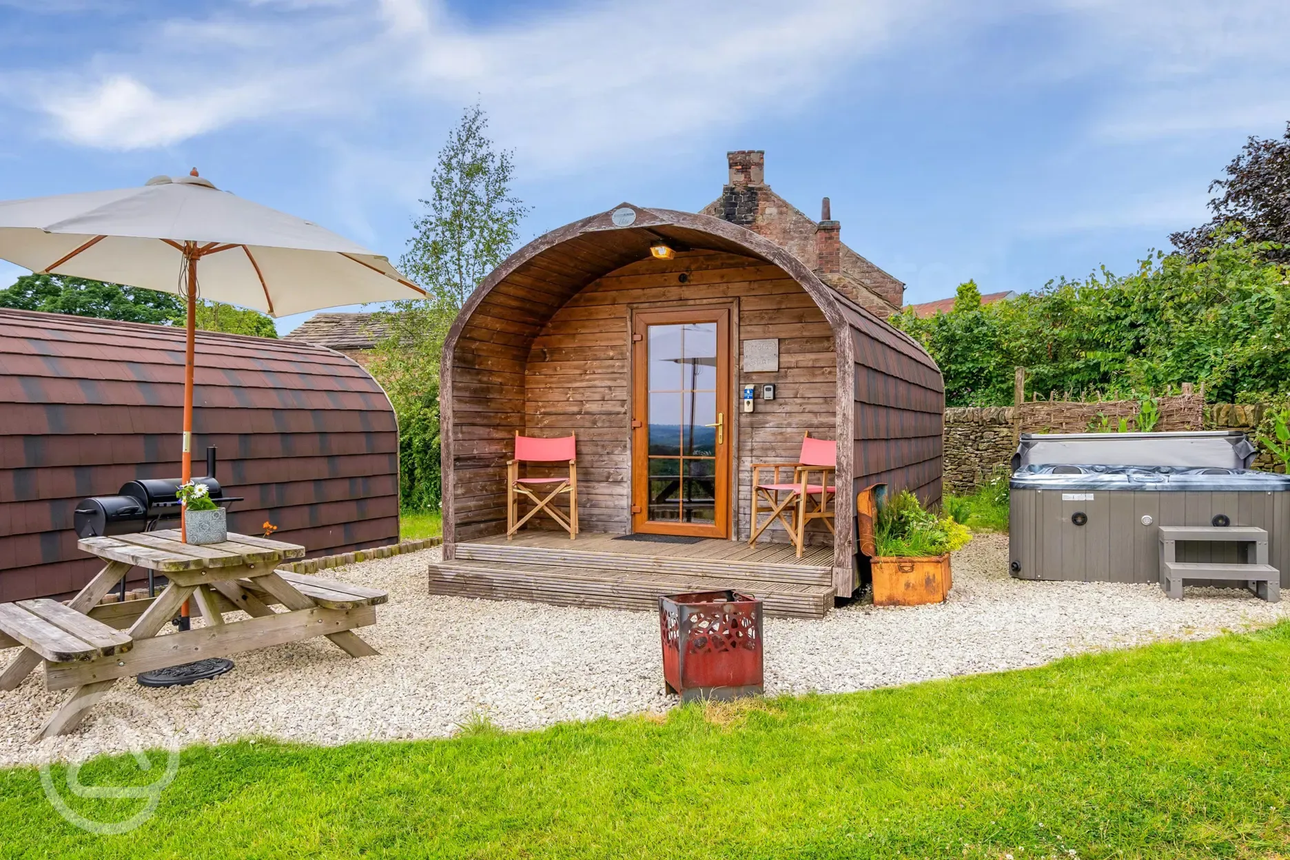 Woodland Star pod outdoor area and hot tub