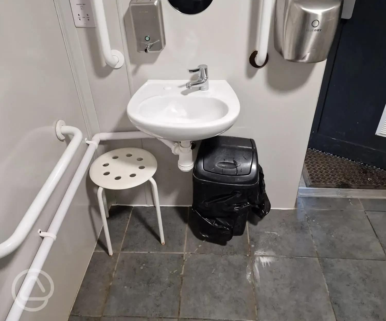 Accessible facilities wash basin