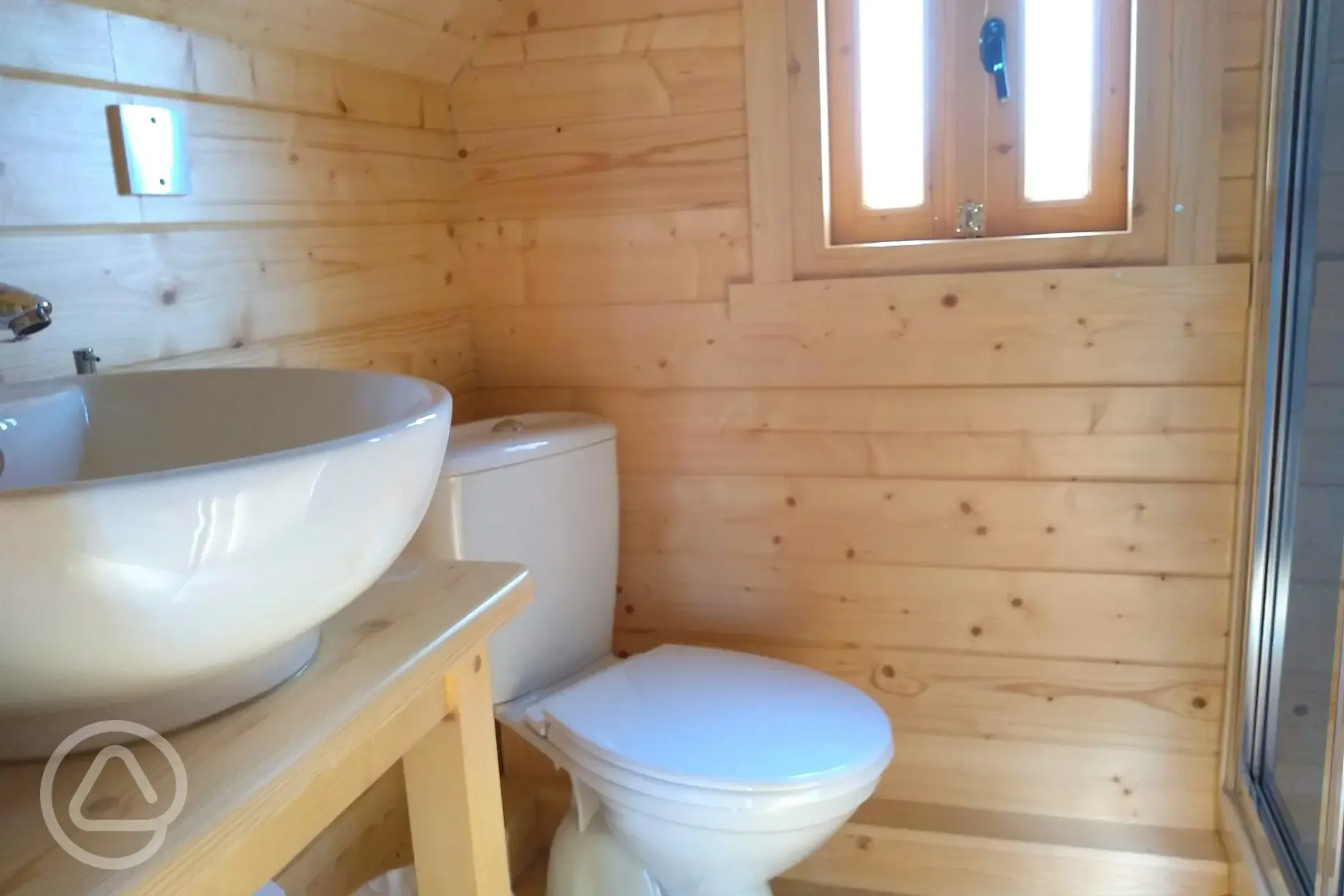 Mini lodge pod ensuite bathroom