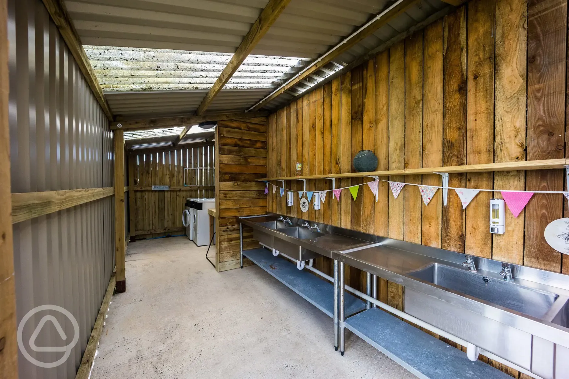 Washing up and laundry with coin-operated washing machines and tumble dryers
