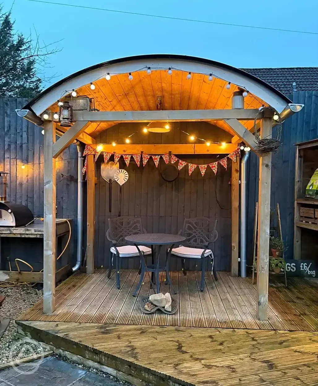 Ensuite shepherd's hut - outdoor seating at night