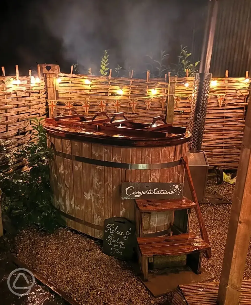 Ensuite shepherd's hut - private wood-fired hot tub