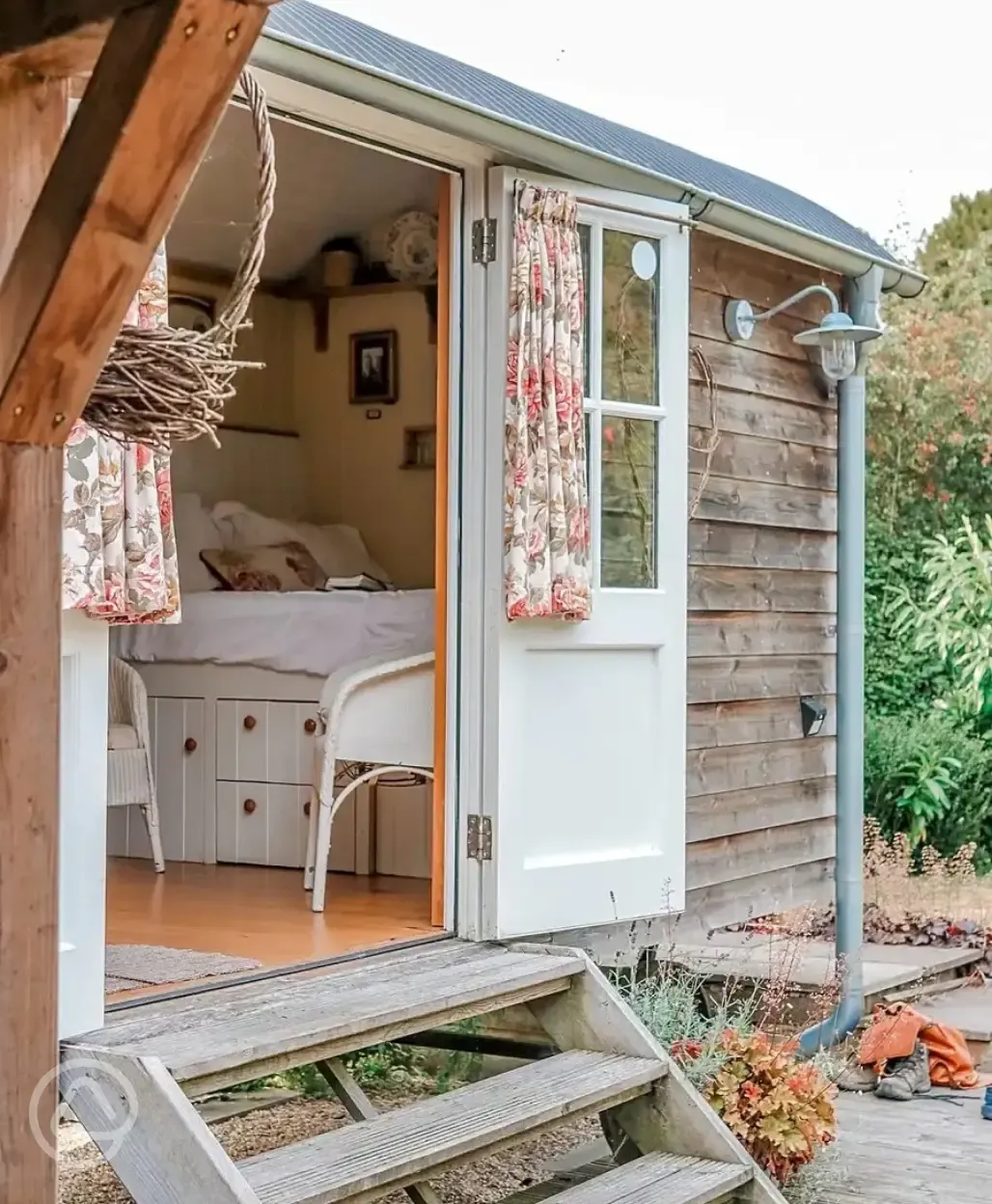 Ensuite shepherd's hut 