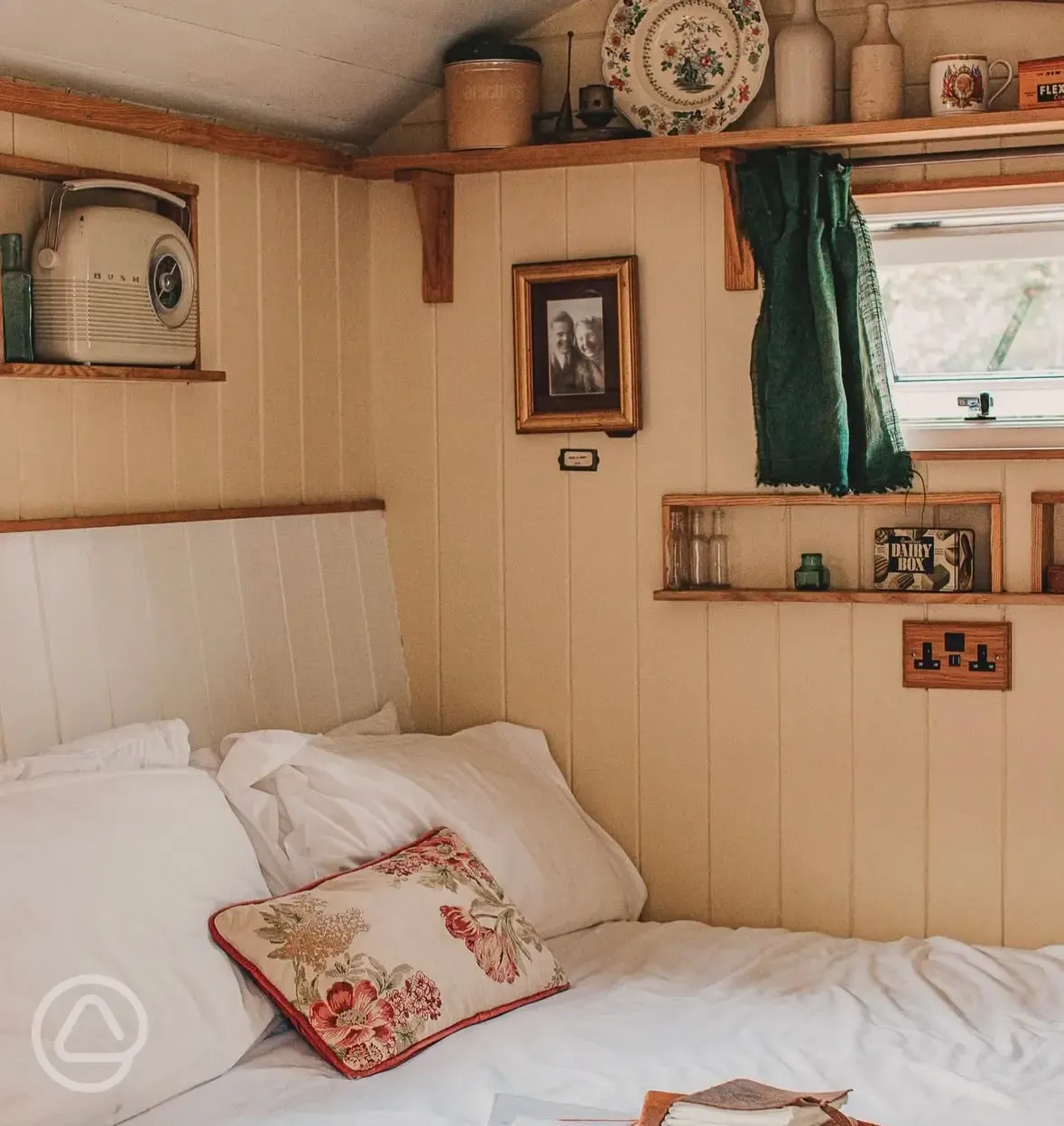 Ensuite shepherd's hut - double bed