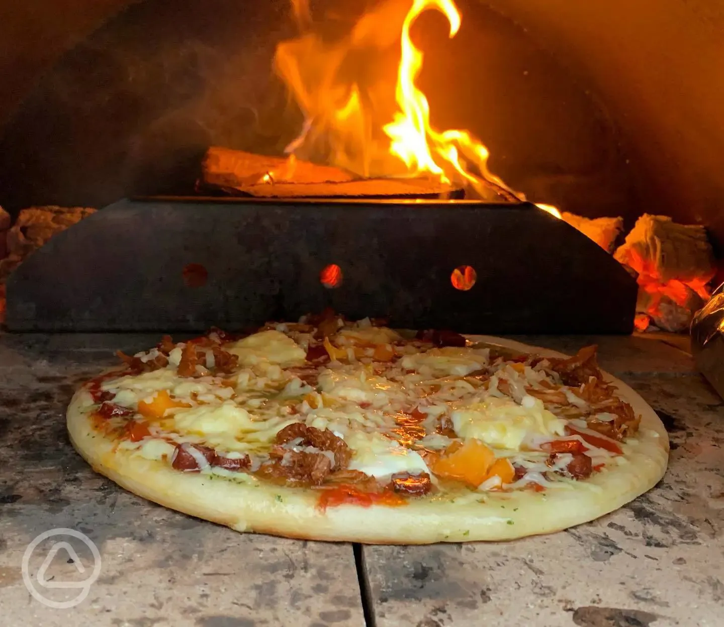 Ensuite shepherd's hut - pizza oven