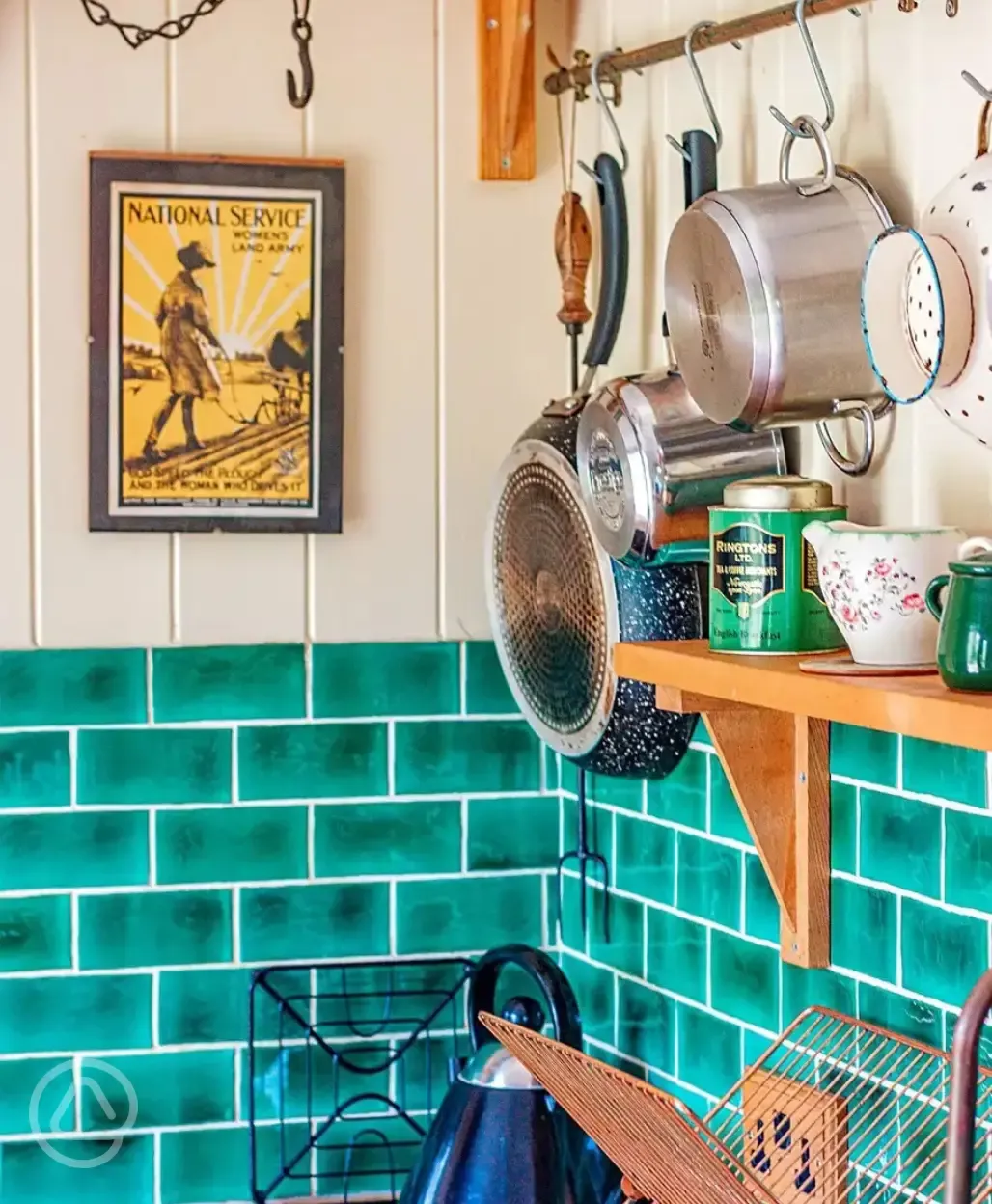 Ensuite shepherd's hut - cooking utensils