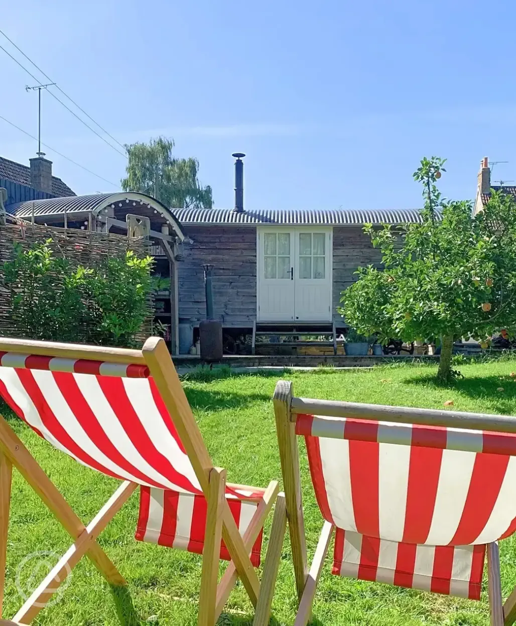 Ensuite shepherd's hut - outdoor seating