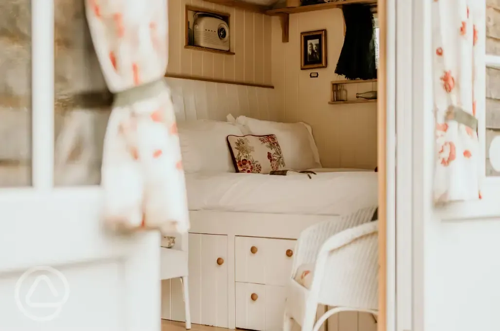 Ensuite shepherd's hut - double bed