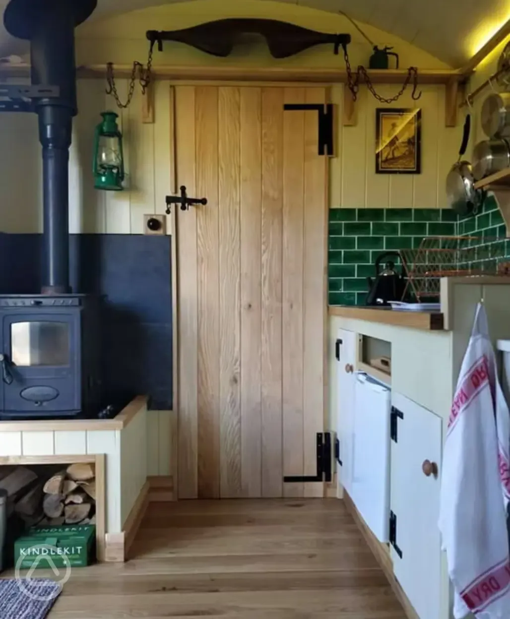 Ensuite shepherd's hut - interior