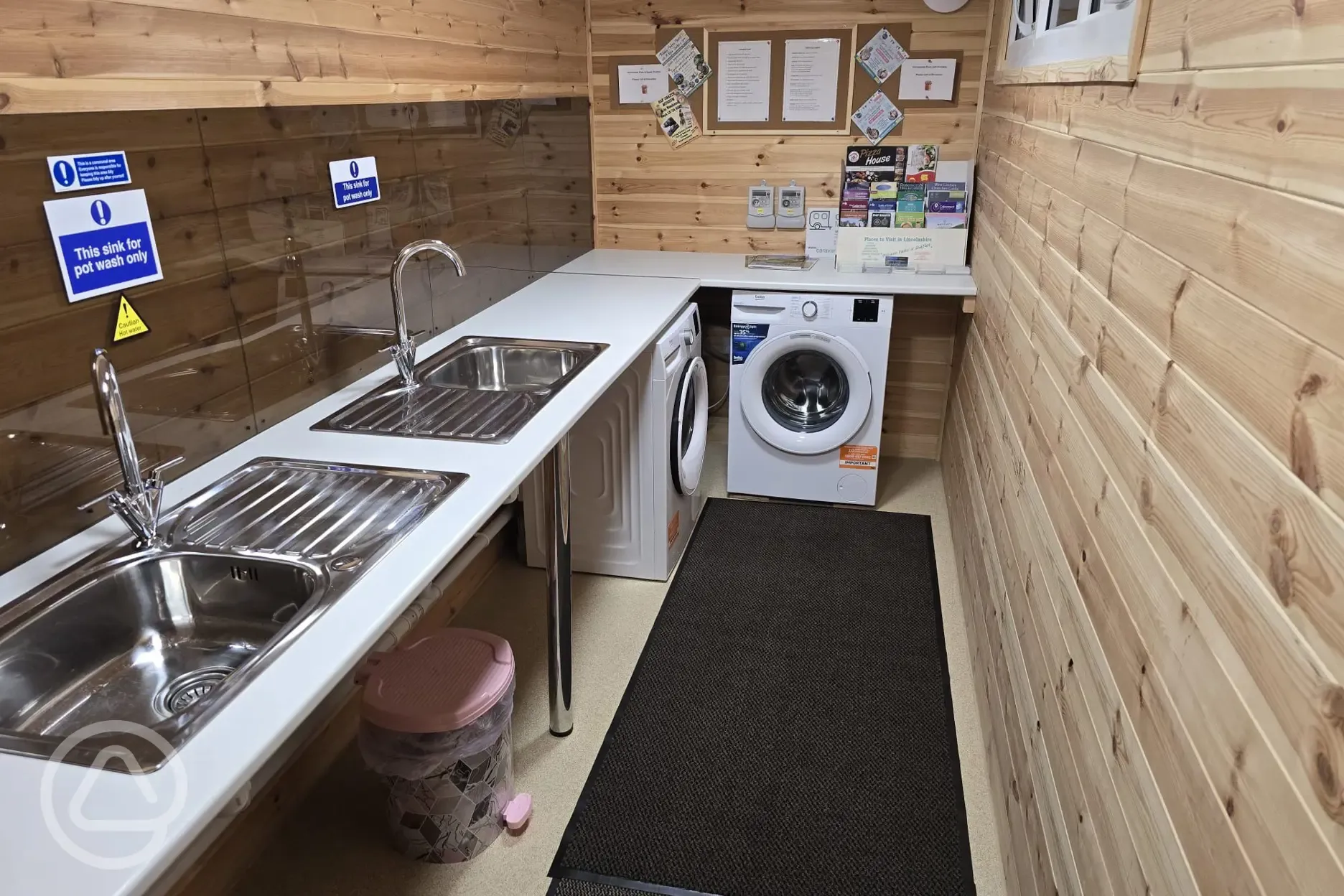 Laundry room with washing up sinks