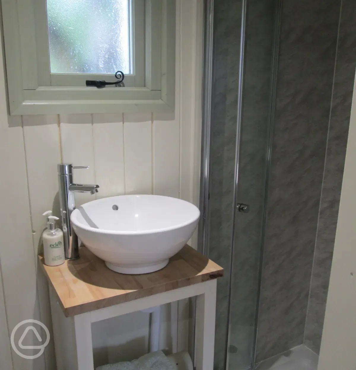 Shepherd's hut - bathroom