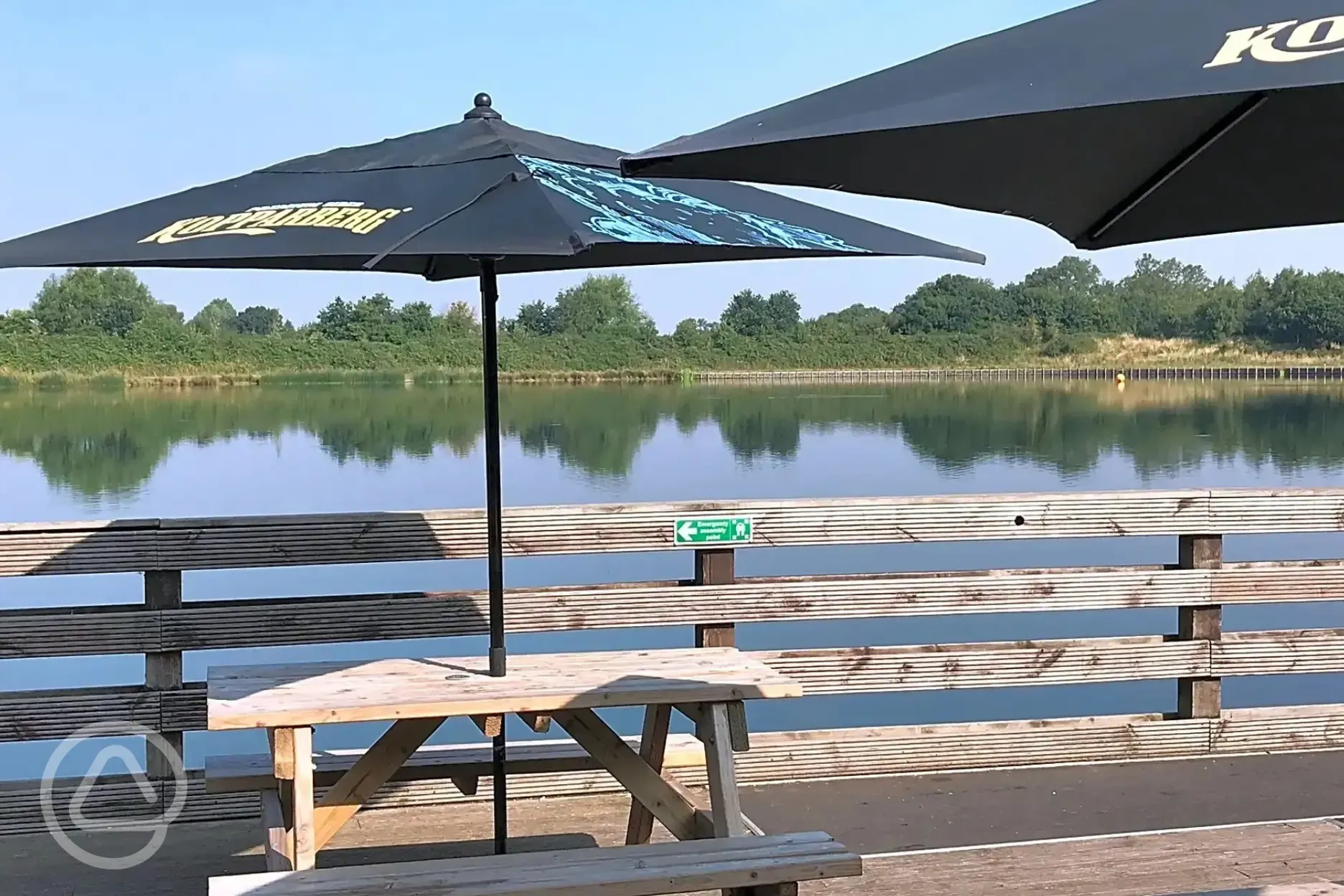 Lakeside bar and bistro (open Wednesday to Sunday during the winter)