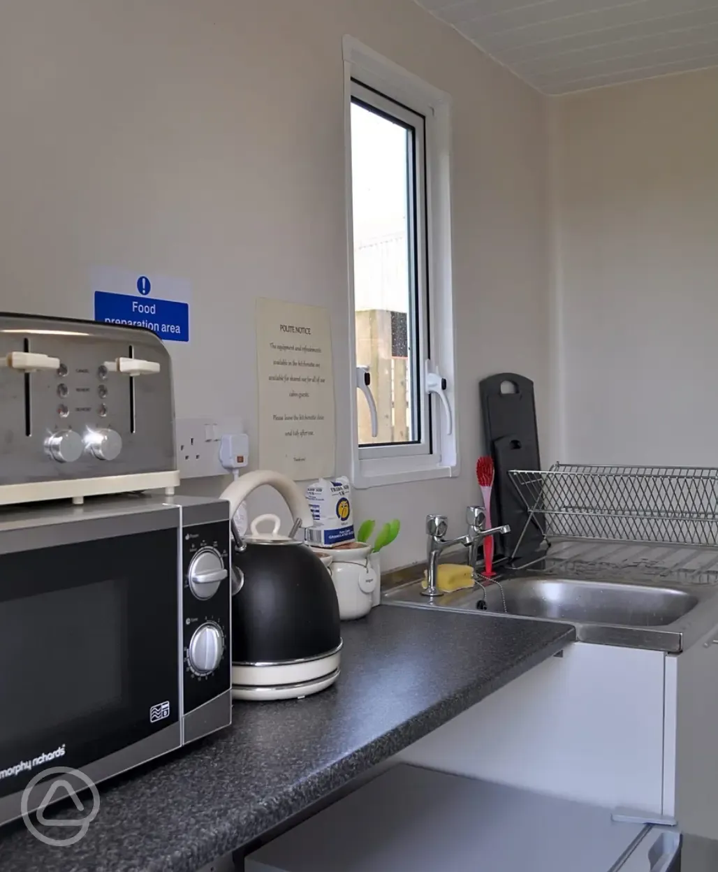 Washing up and kitchen area