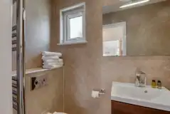 Family shepherd's cabin ensuite bathroom Family shepherd's cabin ensuite bathroom