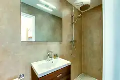 Family shepherd's cabin ensuite bathroom Family shepherd's cabin ensuite bathroom