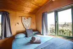 Ty View shepherd's hut double bed with views to Porthtowan Beach