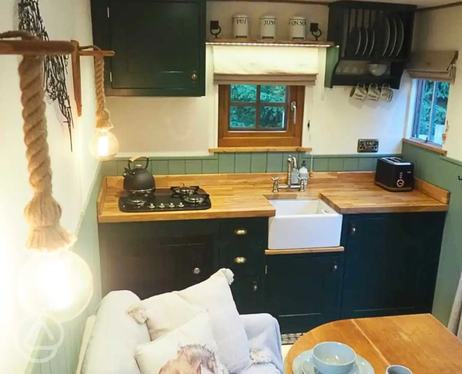 Oakley horsebox equipped kitchen area (tea towels and oven gloves provided) Oakley horsebox equipped kitchen area (tea towels and oven gloves provided)