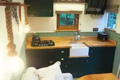 Oakley horsebox equipped kitchen area (tea towels and oven gloves provided) Oakley horsebox equipped kitchen area (tea towels and oven gloves provided)