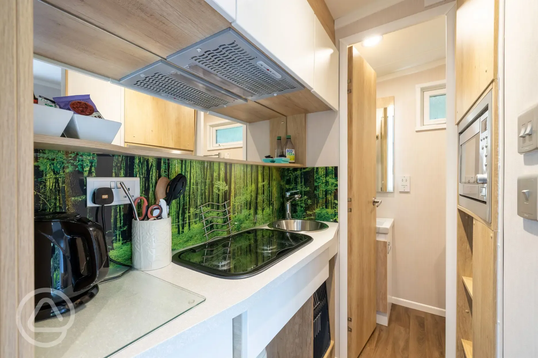 Studio pod cabin equipped kitchenette with hob, mini fridge and kettle Studio pod cabin equipped kitchenette with hob, mini fridge and kettle